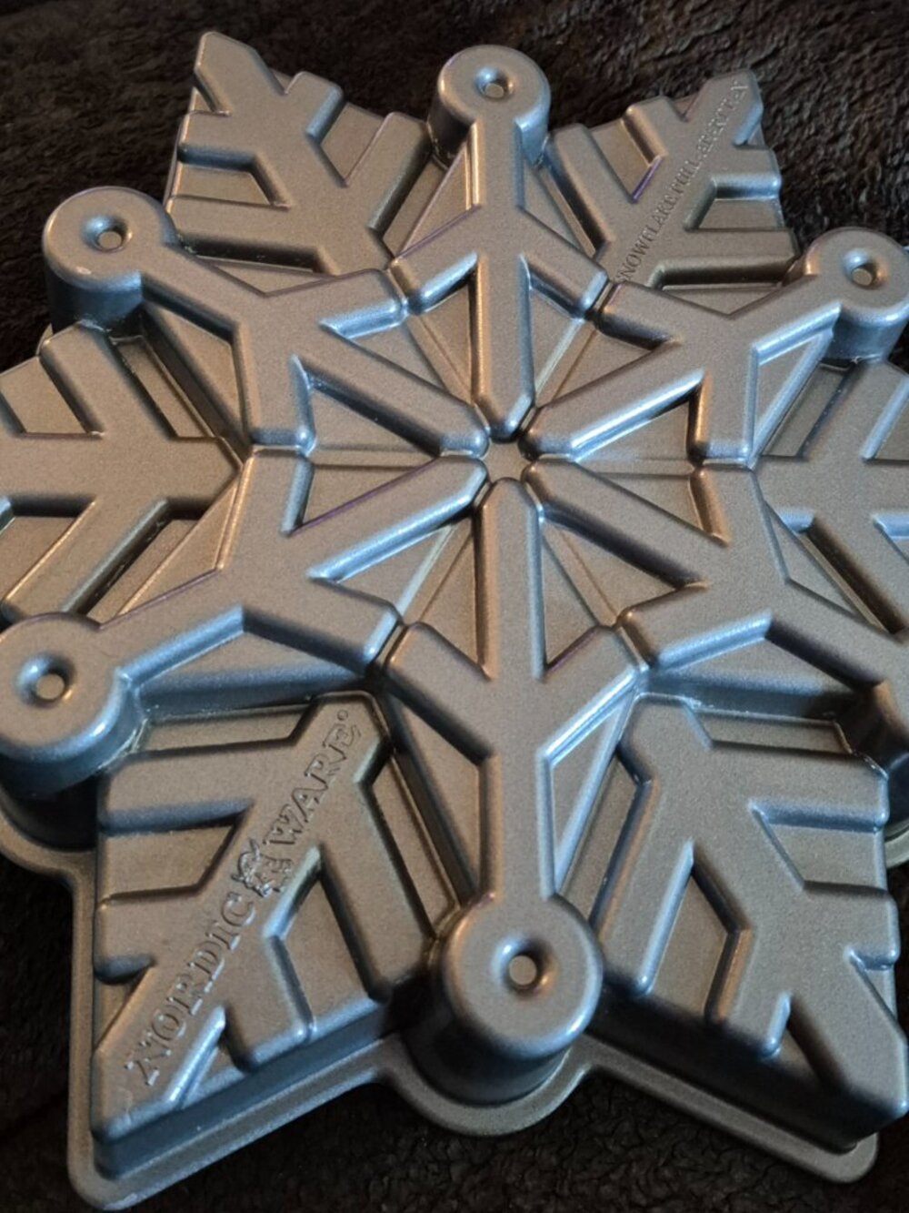 Nordic Ware Snowflake Shaped Pull-Apart Cake Pan Winter Christmas Baking EC
